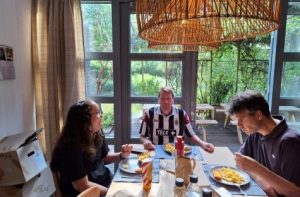 Foto Nabeij eettafel